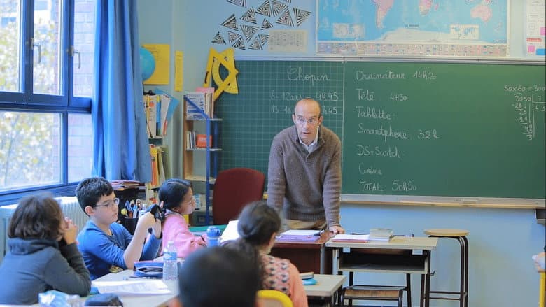 Et Si On Levait Les Yeux Une Classe Face Aux Ecrans